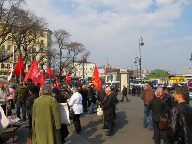 На митинге столик (РКРП) для распространения газет, листовок и сбора помощи для  поддержания работы мавзолея В.И. Ленина