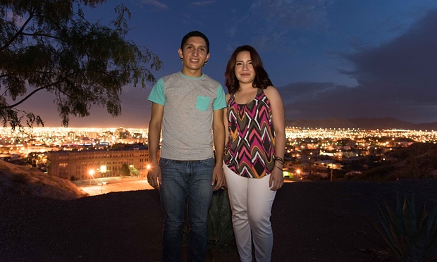 Пара молодых американцев – выходцев из Мексики – любуется закатом.