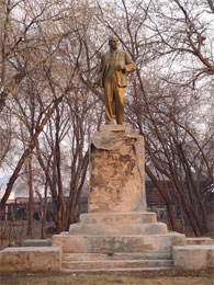 В  Петропавловске сняли с постамента памятник Ленину