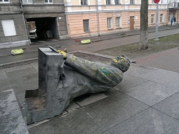 В Киеве снесли и обрисовали свастиками памятник учредителю ООН от Украины Дмитри