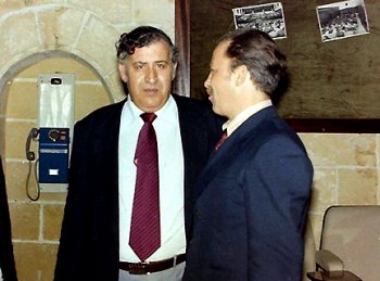 Пол Аджиус (лицом к камере) с членом советской делегации на конференции Международной организации демократических юристов. Мальта, январь 1981 г.