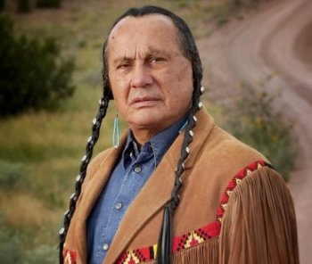 Рассел Минс, американский общественный деятель, актер и борец за права индейцев