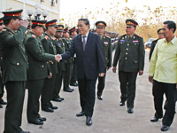 Президент Лаоса генерал-лейтенант Тюммали Сайнясон среди военнослужащих во Вьентьяне