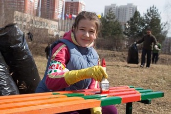 Дети помогают родителям на субботнике 12 апреля в сквере, который хочет уничтож
