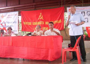 Генеральный секретарь Коммунистической партии Филиппин выступает с докладом