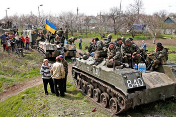 Украинские БТР в окружении пророссийских демонстрантов в Краматорске