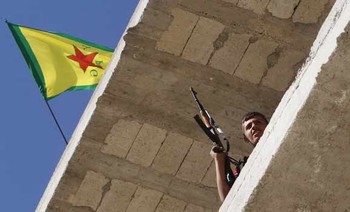 Флаг YPG над курдским районом Шейх Максуд в Алеппо, июнь 2013